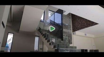 اجرای پله مدرن و نرده شیشه ای