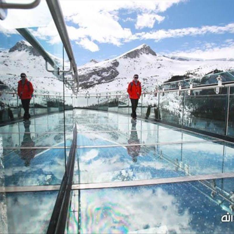 پیاده روی بر فراز کوه های یخ زده