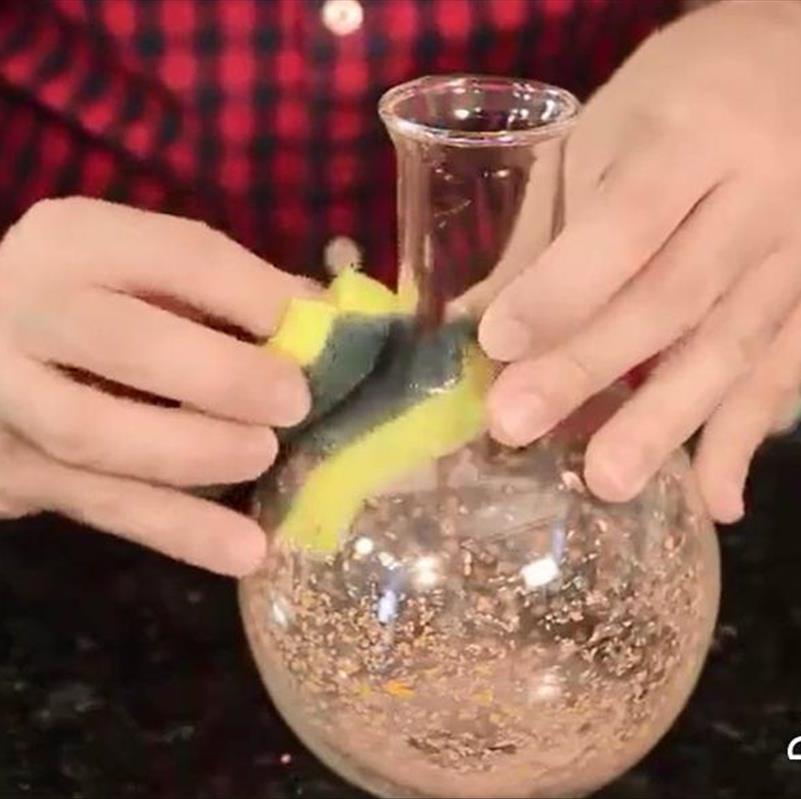 راه حلی خلاقانه برای شست و شوی ظروف شیشه ای