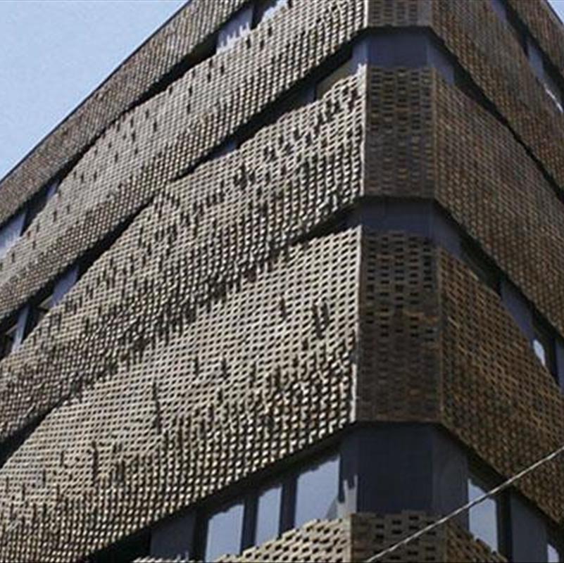 خانه چهل گره، نمای ساختمان با فرشی از آجر