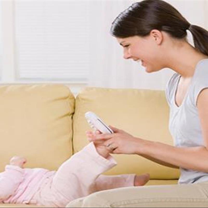 بهترین روش برای تعویض بی دردسر لباس نوزادان
