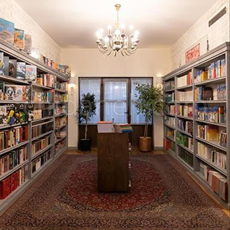 کافه کتاب ققنوس، میزی برای خواندن