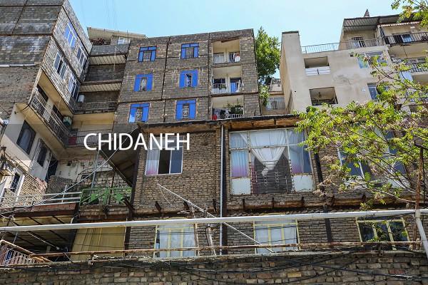 آپارتمان‌سازی با تیرآهن‌های تکه تکه! ساخت و ساز غیرمجاز با چوب و چماق