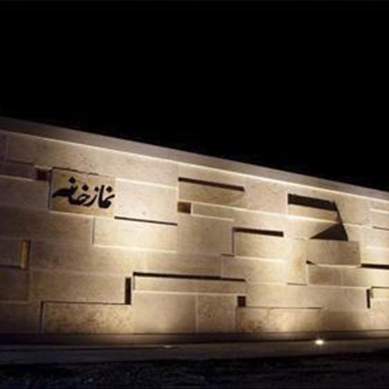 نمازخانه تخت سلیمان، معماری مدرن و سازگار با بافت تاریخی