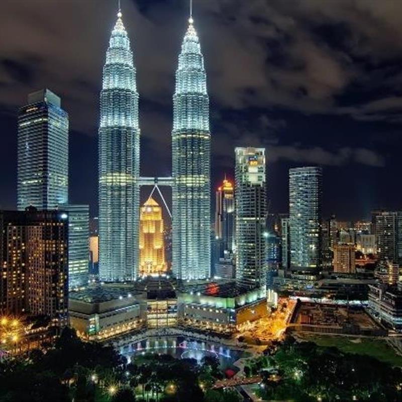 برج های دوقلوی پتروناس، آسمان خراشی دیدنی در مالزی!