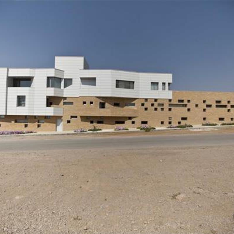ساختمان اداری کارخانه درخشان قطعه‌ساز سپاهان با مصالح مدرن و سنتی