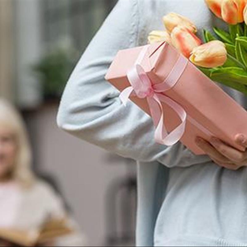 یک پرسش پرتکرار؛ برای روز مادر واقعا چه هدیه‌ای باید بخریم؟