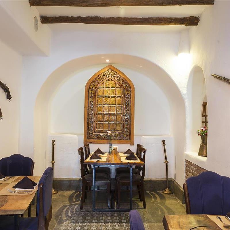 مس توران، رستوران دهاتی شیک در خیابان پر زرق و برق تهران